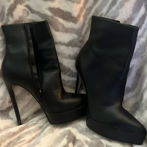 Velina Steve Madden Bootsies!